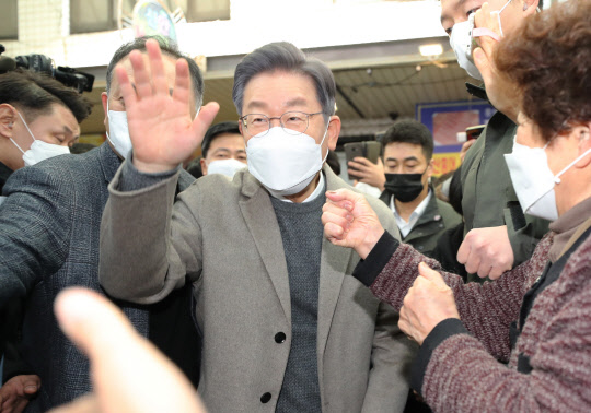 더불어민주당 이재명 대선후보가 26일 오전 전남 목포시 동부시장을 방문, 시민들과 인사하고 있다.  연합뉴스